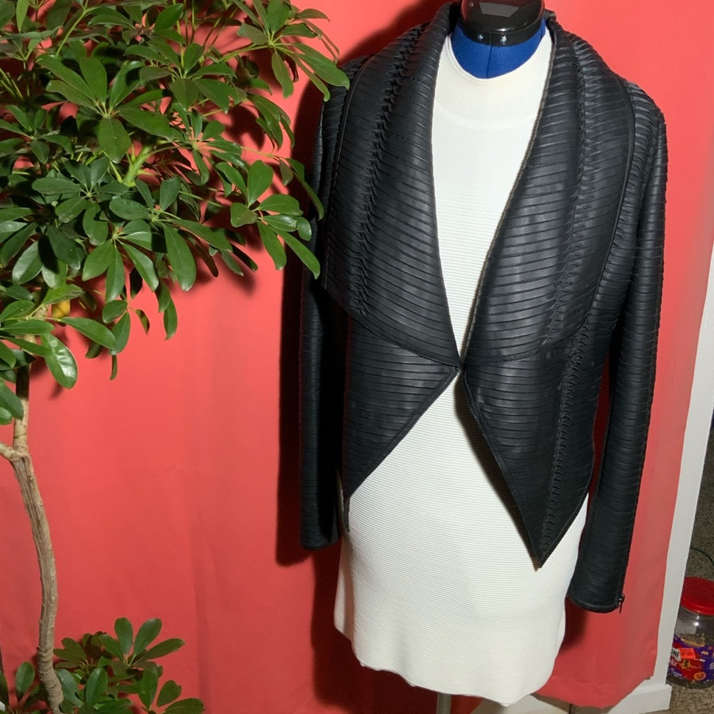 BLACK FAUX LEATHER MOTO JACKET.  Size M